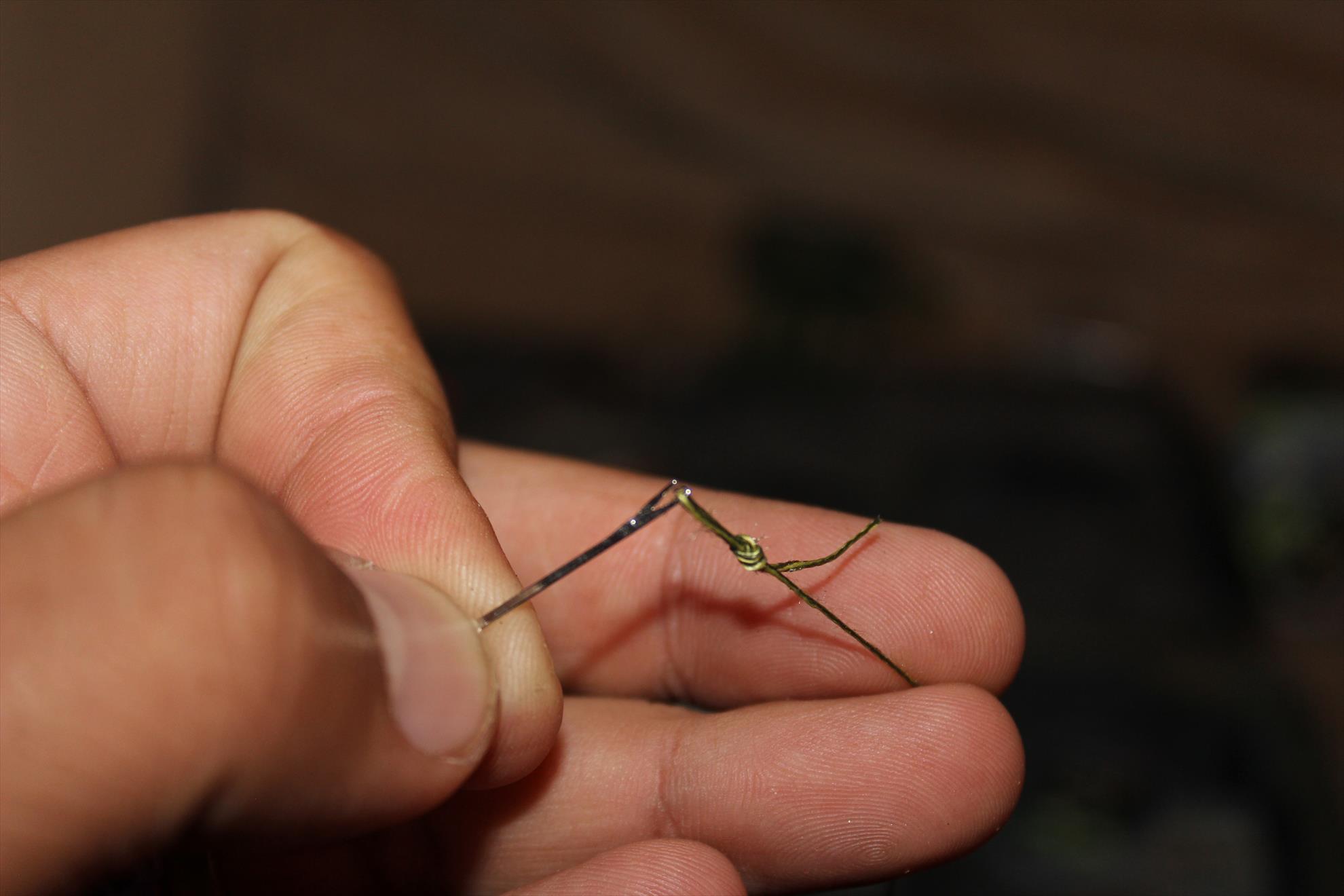 O montura de vara.. - Se face o bucla simpla pe firul decojit